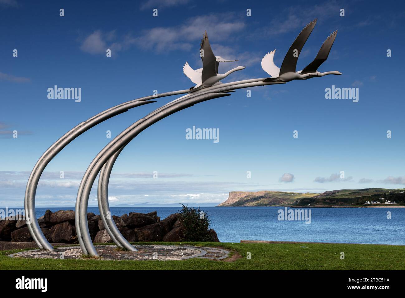 Sculpture de cygnes volants à Ballycastle, comté d'Antrim, Irlande du Nord Banque D'Images