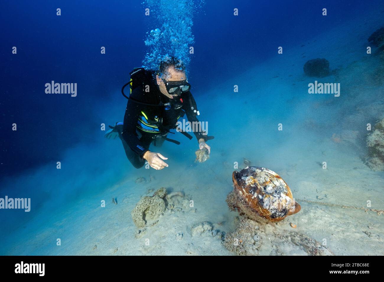 Un chercheur a découvert une amphore argileuse minoenne rare intacte, B.C 1800, dans un fond sablonneux dans les eaux profondes de Bozburun Marmaris Turkiye Banque D'Images