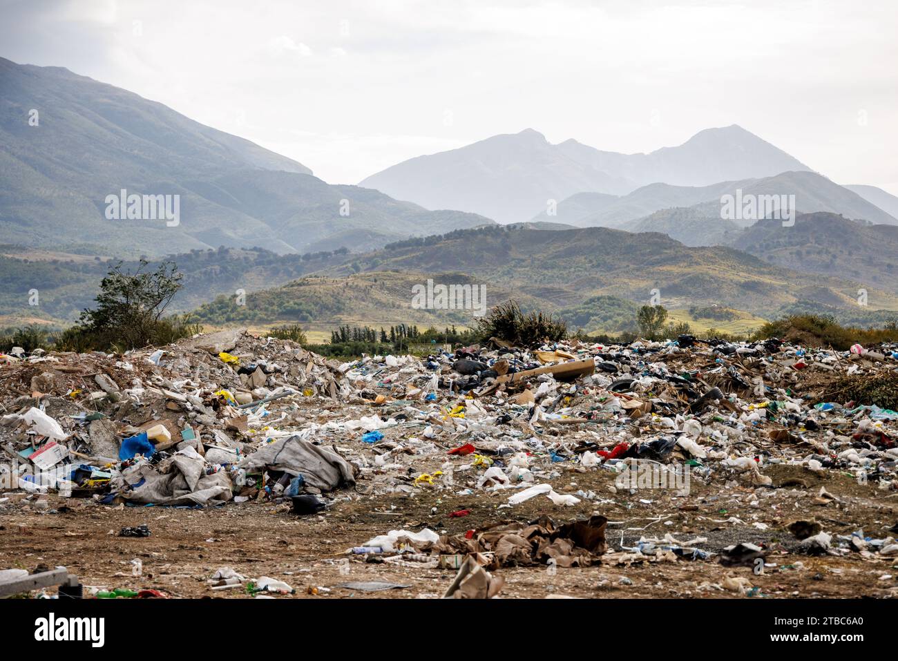 Paysage pollué avec des déchets devant un fond de montagne - tourné en Albanie Banque D'Images