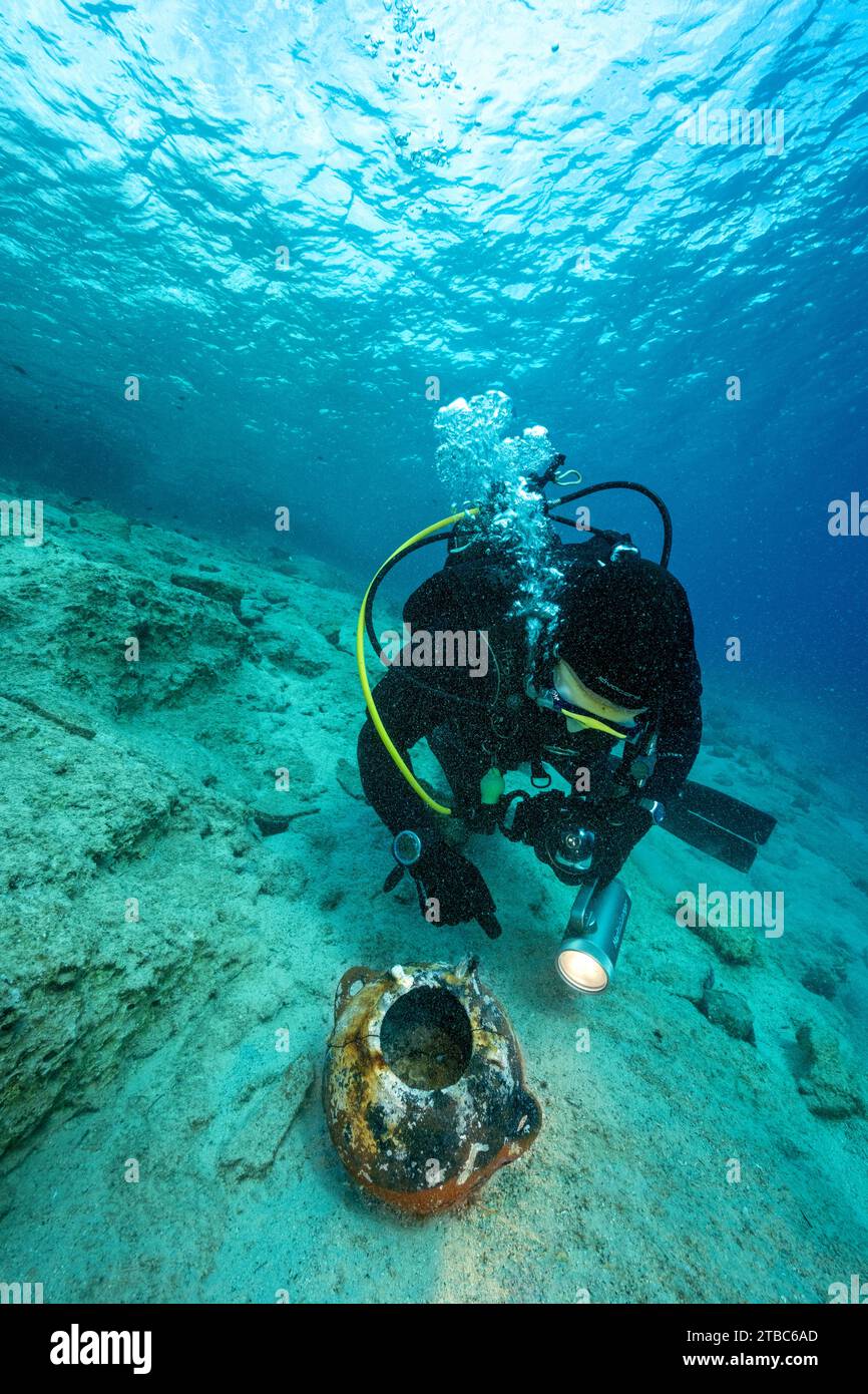 Archéologue inspectant une amphore argileuse minoenne rare intacte, B.C 1800, lors d'un arrêt de décompression découvert dans les eaux profondes de Bozburun Marmaris Turkiye Banque D'Images