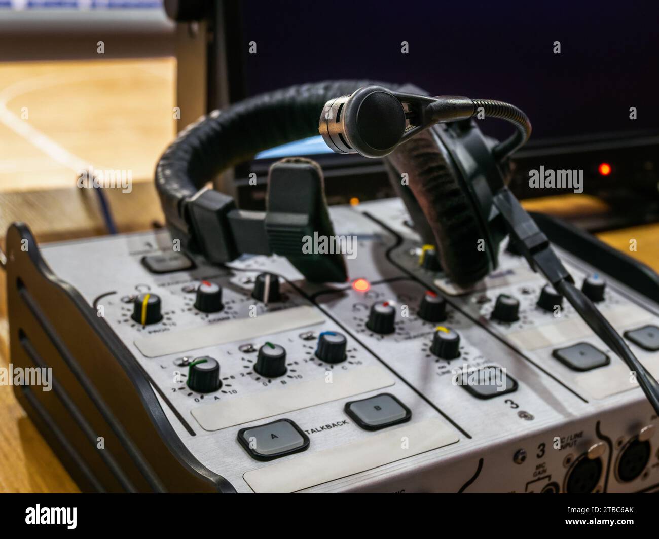 Console de mixage et casque sur le lieu de travail d'un commentateur sportif Banque D'Images