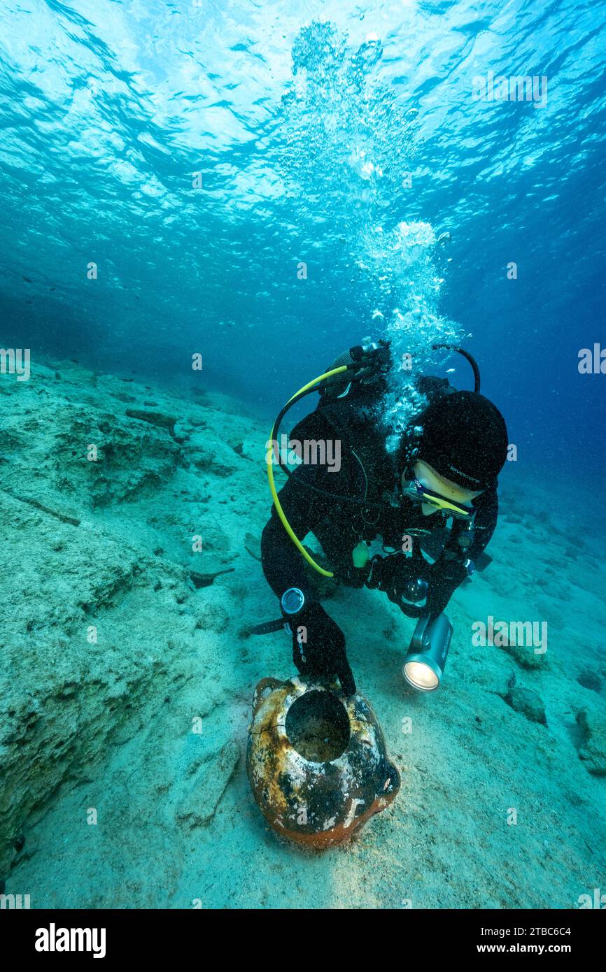 Archéologue inspectant une amphore argileuse minoenne rare intacte, B.C 1800, lors d'un arrêt de décompression découvert dans les eaux profondes de Bozburun Marmaris Turkiye Banque D'Images