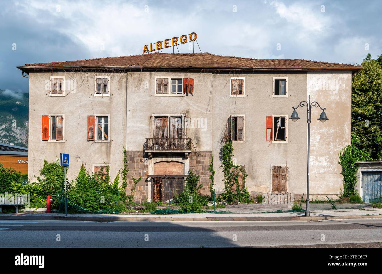Ancien bâtiment délabré - hôtel historique délabré, - bâtiment à démolir Mezzocorona, Trentin-Haut-Adige, Italie du Nord Banque D'Images