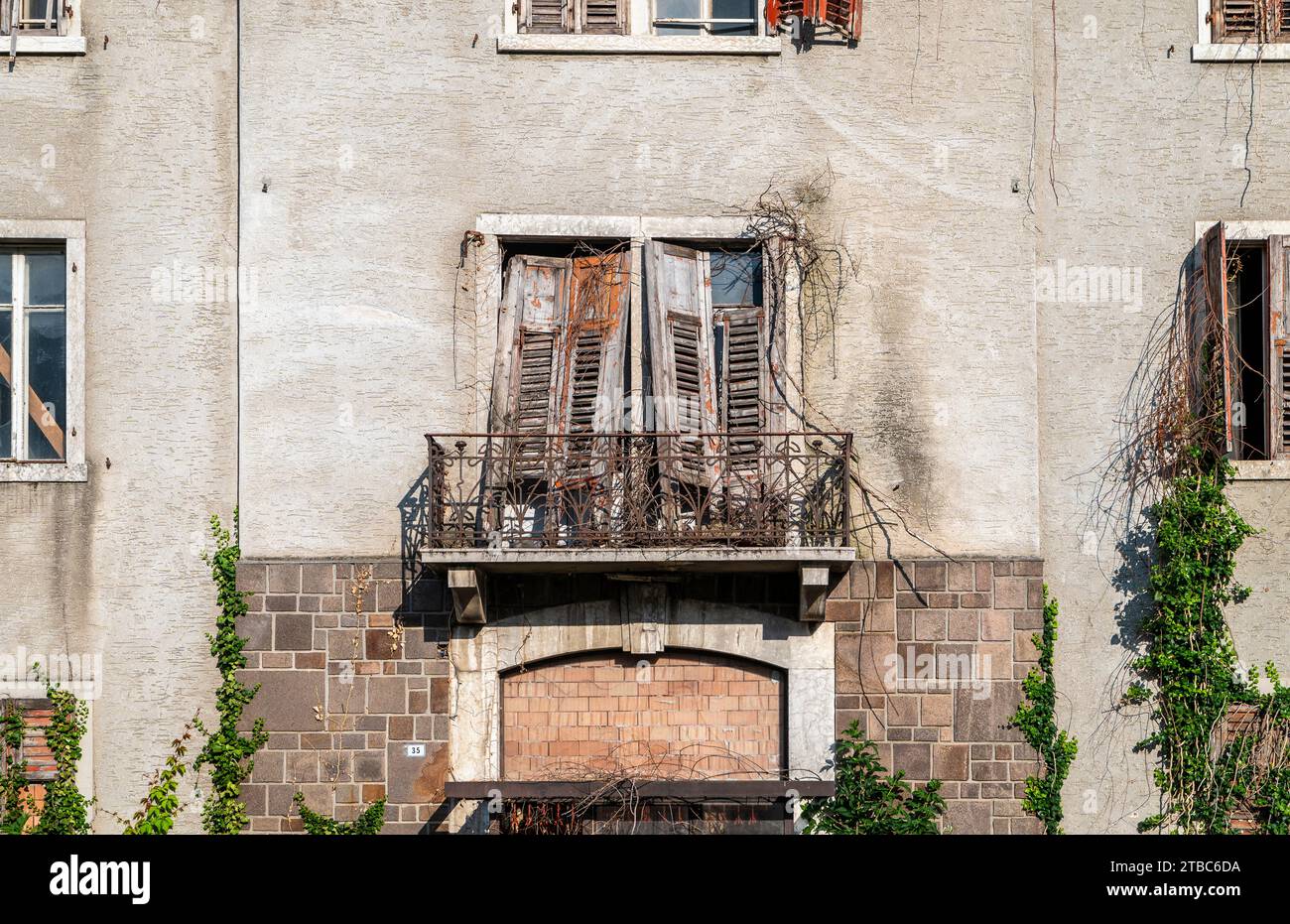 Ancien bâtiment délabré - hôtel historique délabré, - bâtiment à démolir Mezzocorona, Trentin-Haut-Adige, Italie du Nord Banque D'Images