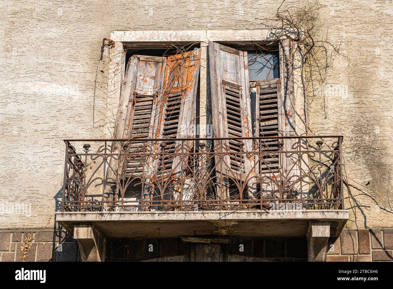 Ancien bâtiment délabré - hôtel historique délabré, - bâtiment à démolir Mezzocorona, Trentin-Haut-Adige, Italie du Nord Banque D'Images