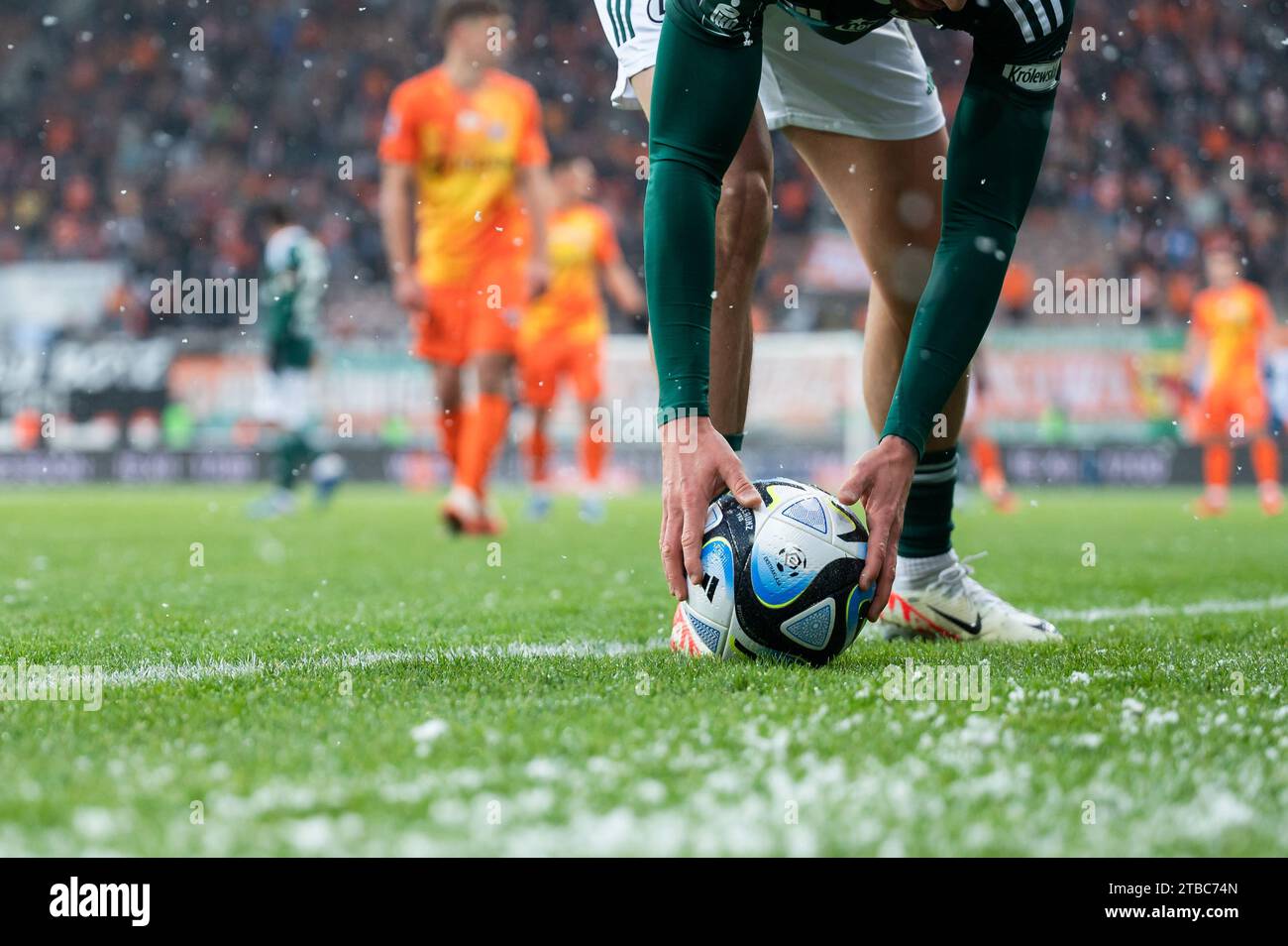 LUBIN, POLOGNE - 3 DÉCEMBRE 2023 : match de football polonais PKO Ekstraklasa entre KGHM Zaglebie Lubin et Legia Warszawa 0:3. Le joueur soulève le ballon. Banque D'Images