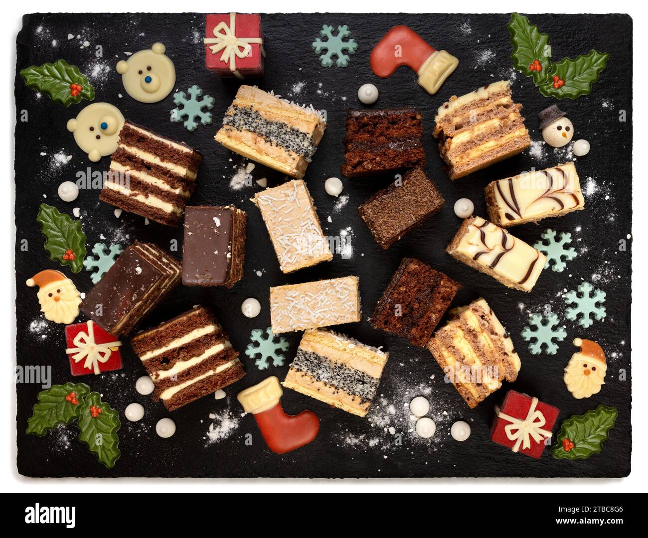 Croissants biologiques sains mélangés avec des noix et de la confiture avec des ingrédients délicieux et savoureux sur la table noire. Vacances de Noël. Personne. Banque D'Images Croissants biologiques sains mélangés avec des noix et de la confiture avec des ingrédients délicieux et savoureux sur la table noire. Vacances de Noël. Personne. Banque D'Images