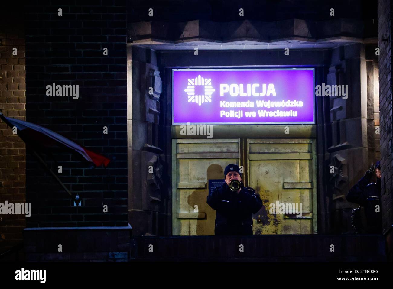 Wroclaw, Wroclaw, Pologne. 5 décembre 2023. Les événements dramatiques ont eu lieu le vendredi 1 décembre 2023 vers 10:30 à ul. Sudecka à WrocÅ‚aw. Deux policiers ont reçu une balle dans la tête et ont été emmenés à l ' hôpital dans un état critique. Une chasse à l'homme de la police a duré toute la nuit pour Maksymilian F., qui a été arrêté le samedi 2 décembre 2023. L'homme a ensuite été accusé d'avoir tenté d'assassiner deux policiers. Cependant, s'ils meurent, les accusations seront très probablement changées en double meurtre et l'homme sera passible de la prison à vie. (Image de crédit : © Krzysztof Zatycki/ZUMA Press Wire) USAGE ÉDITORIAL SEULEMENT! N Banque D'Images