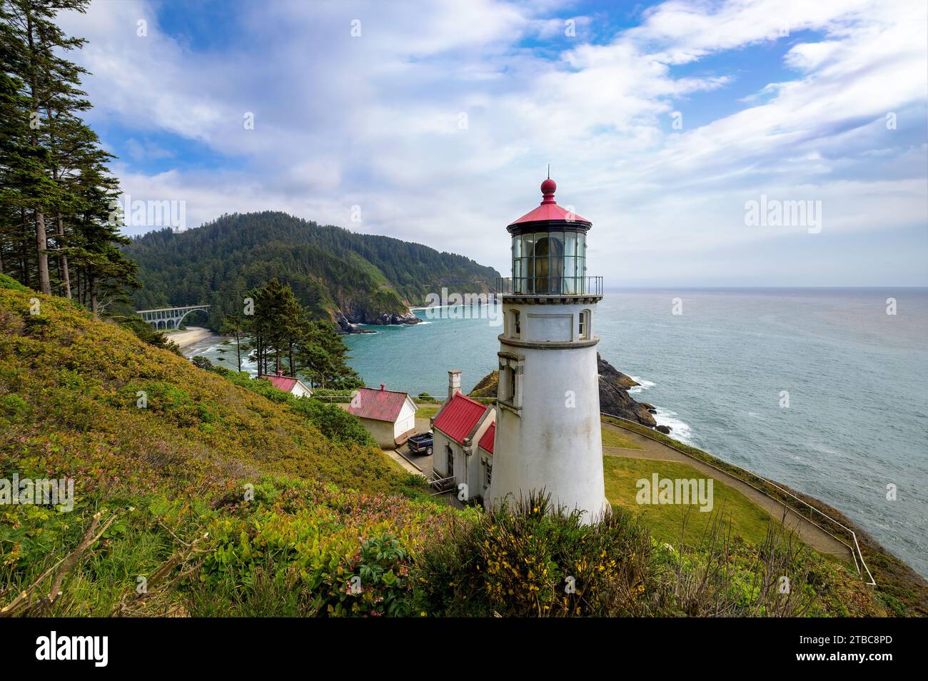 Phare de Heceta Head sur une falaise dans l'Oregon surplombant l'océan Pacifique Banque D'Images