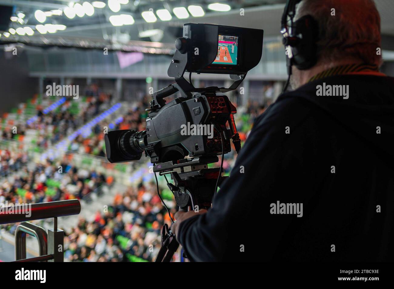Caméra TV professionnelle dans la salle de sport pendant le match de volley-ball. Banque D'Images