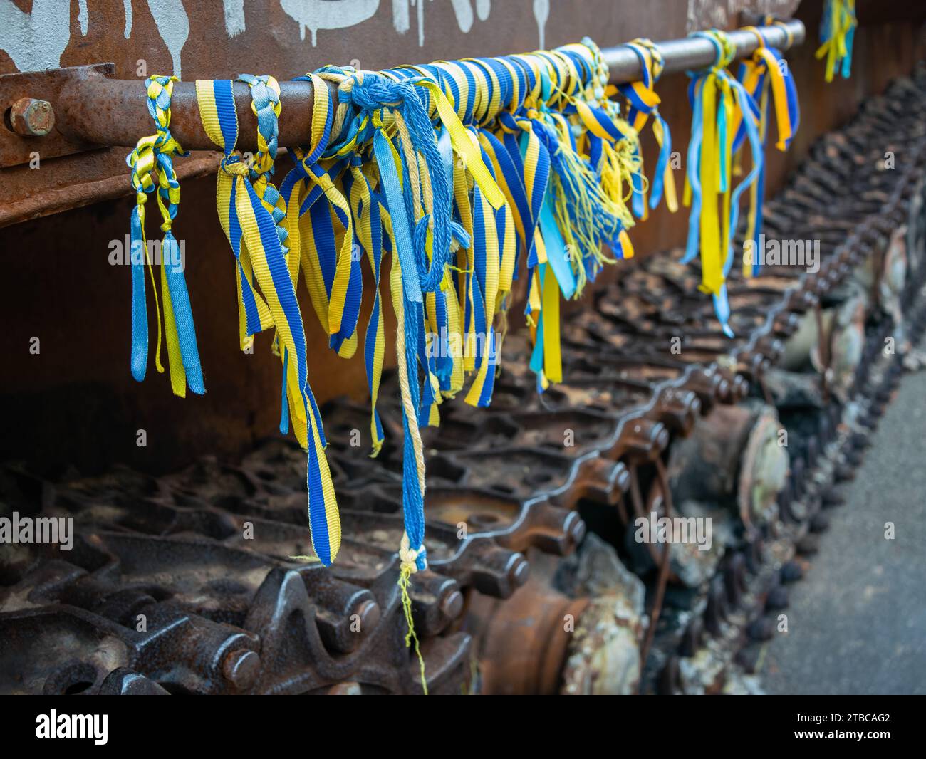 Kiev, Ukraine -26 août 2023 : de nombreux rubans jaunes et bleus attachés par des Ukrainiens sur des véhicules blindés russes détruits exposés sur Khreshchatyk Banque D'Images