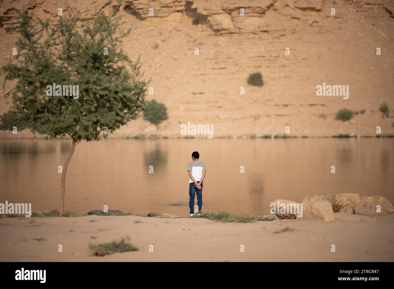 Vie quotidienne à Wadi Hanifa à Riyad, Arabie Saoudite le 15 octobre 2022, lors du Noor Riyadh Festival 2022. Wadi Hanifa, historiquement connu sous le nom de Wadi al-Arad, est un Wadi (rivière saisonnière) dans la région du Najd, province de Riyad, dans le centre de l'Arabie saoudite. La vallée s'étend sur une longueur de 120 km du nord-ouest au sud-est, traversant la ville de Riyad. Une série de villes et de villages se trouvent le long de la vallée, y compris Uyayna, Irqah et Diriyah. La ville historique de Riyad elle-même est sur le côté nord-est de l'oued, mais la ville s'est maintenant étendue à Wadi Hanifa, avec les sous-municipalités de Banque D'Images