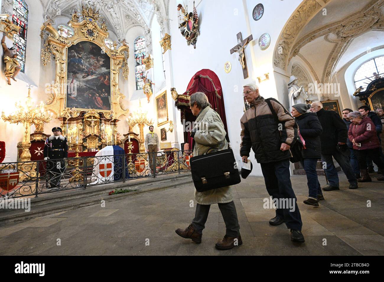 Prague, République tchèque. 06 décembre 2023. Les gens disent au revoir à l'ancien chef de la diplomatie tchèque, député et sénateur Karel Schwarzenberg dans l'église des Chevaliers de Malte dans l'église notre-Dame-dessous de la chaîne, Prague, République tchèque, le 6 décembre 2023. Crédit : Michal Kamaryt/CTK photo/Alamy Live News Banque D'Images