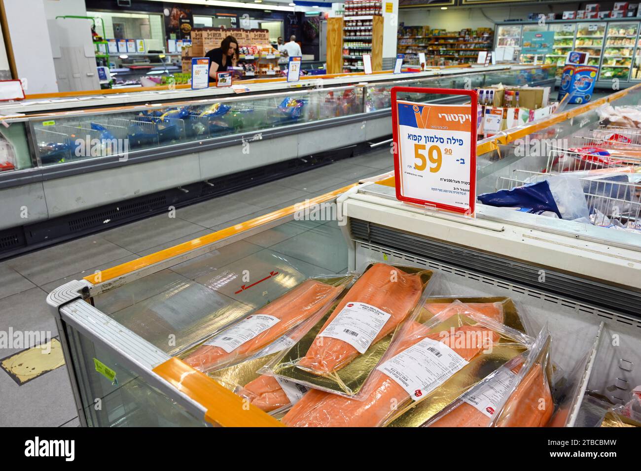 Filets de saumon surgelés dans un supermarché. Banque D'Images
