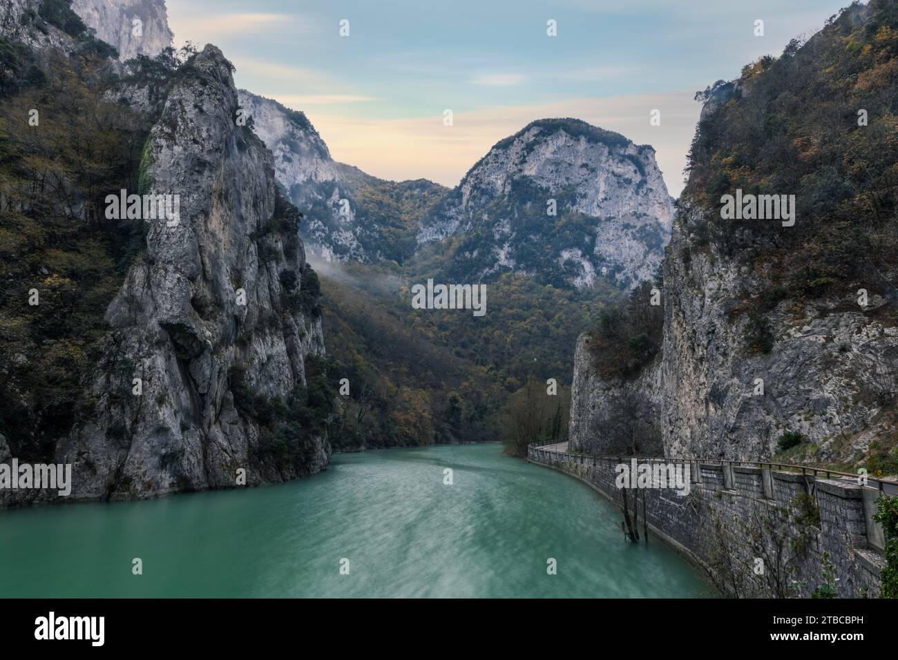 Gola del Furlo, une gorge située dans la région des Marches en Italie centrale. Banque D'Images