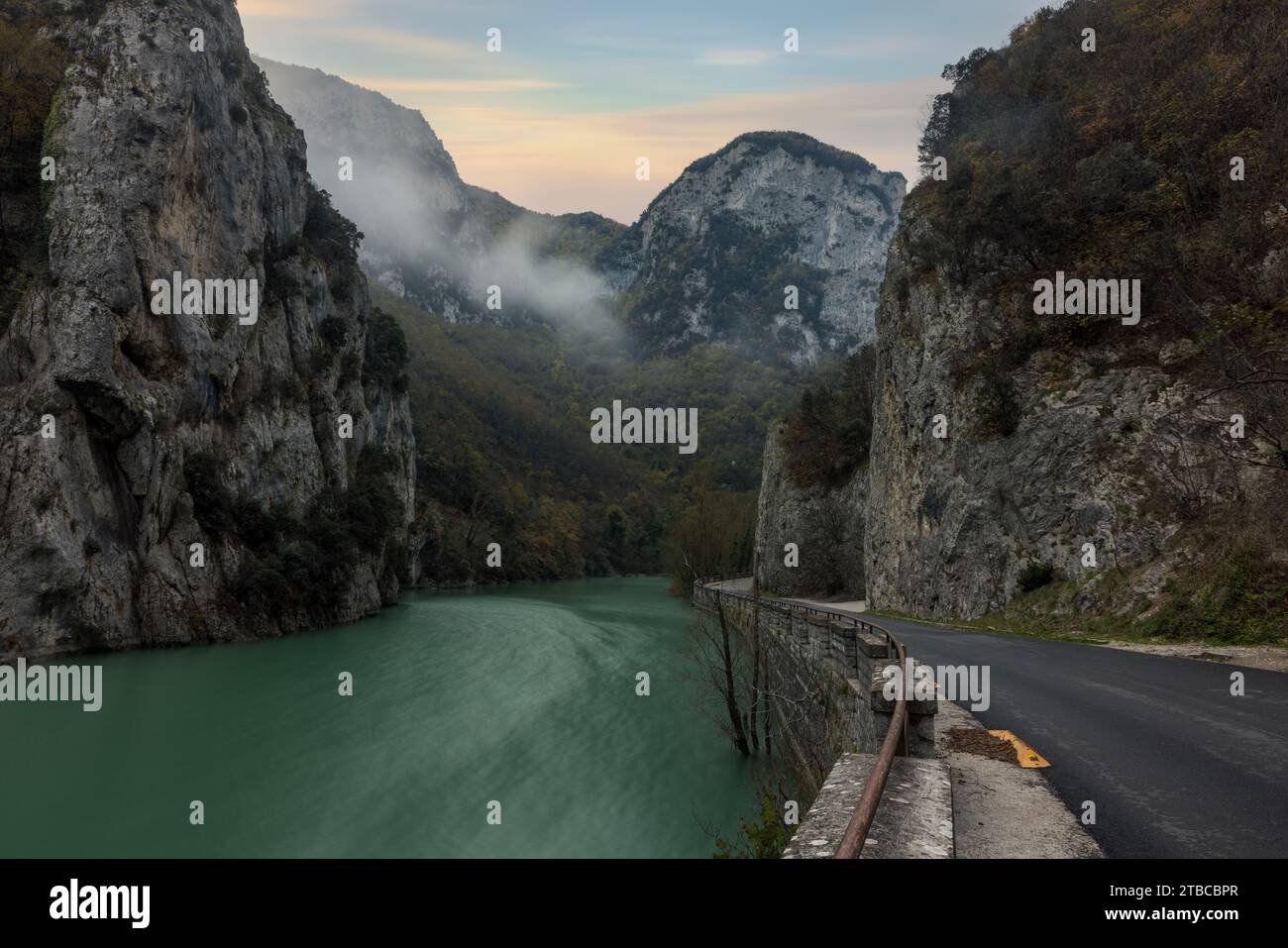 Gola del Furlo, une gorge située dans la région des Marches en Italie centrale. Banque D'Images