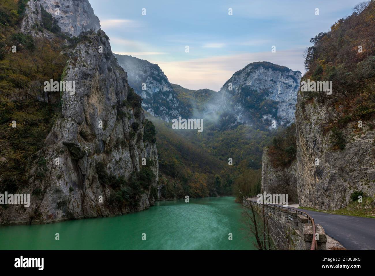 Gola del Furlo, une gorge située dans la région des Marches en Italie centrale. Banque D'Images