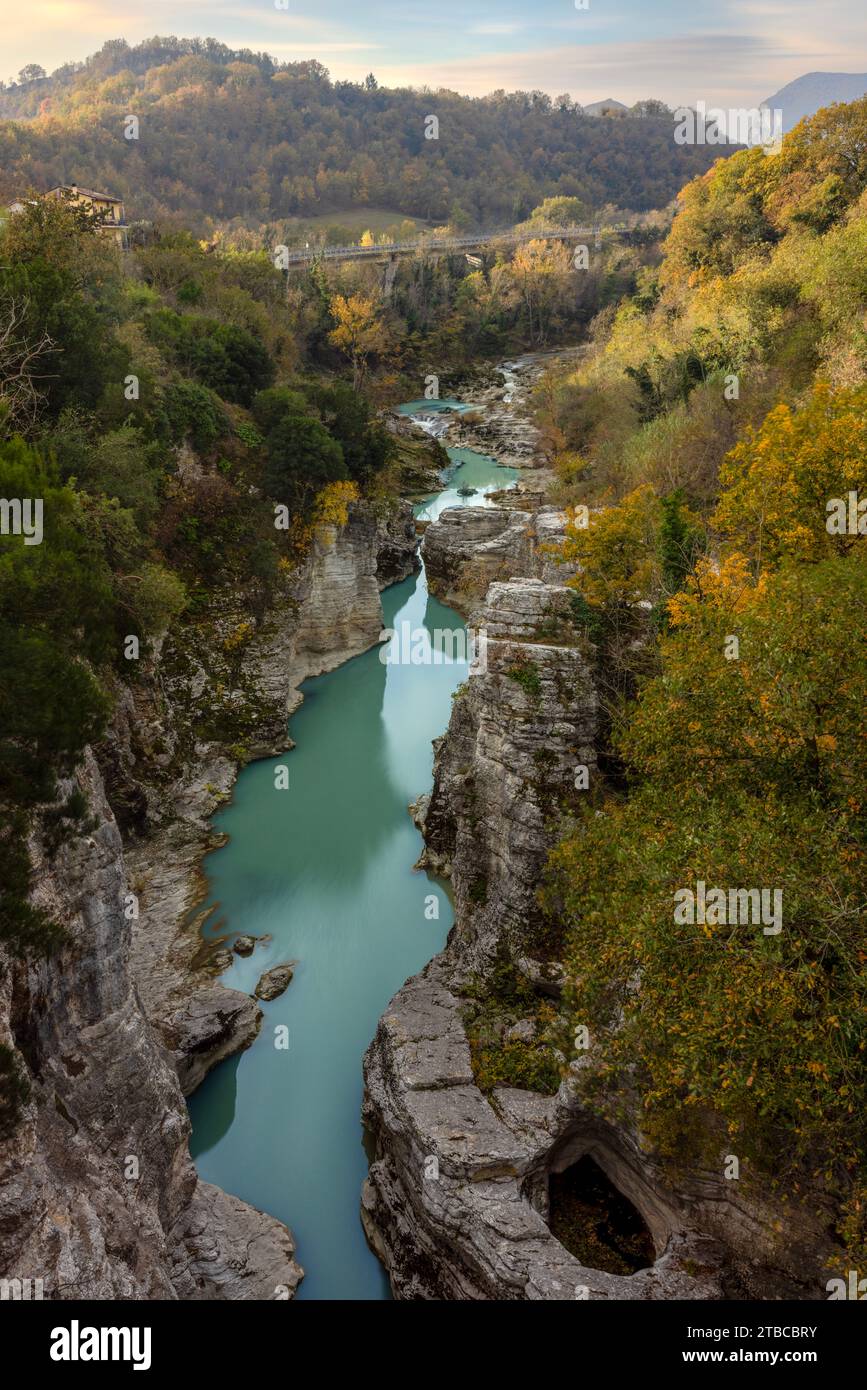 Marmitte dei Giganti, un canyon naturel creusé par la rivière Metauro à Fossombrone, Marches, Italie. Banque D'Images