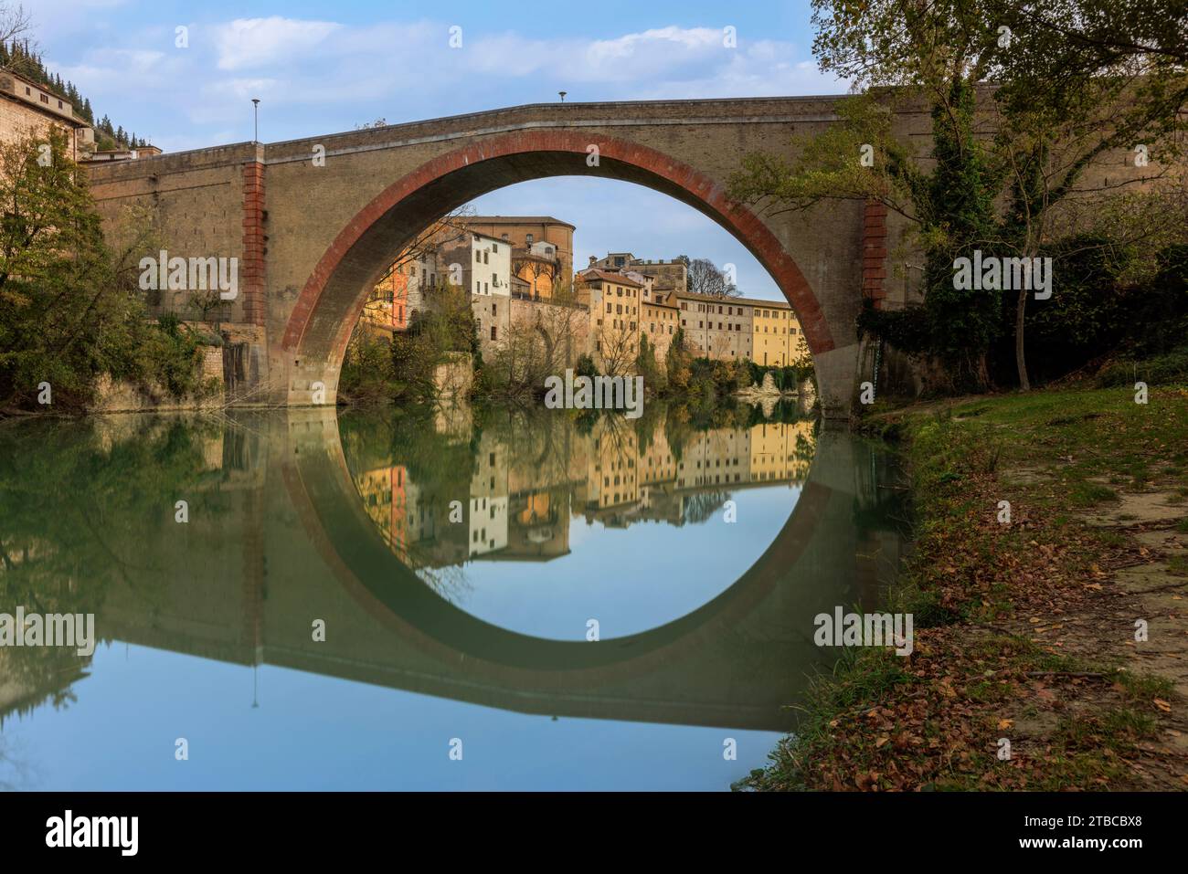 Vue sur la charmante vieille ville de Fossombrone depuis le parc, avec le Ponte della Concordia enjambant la rivière Metauro. Banque D'Images