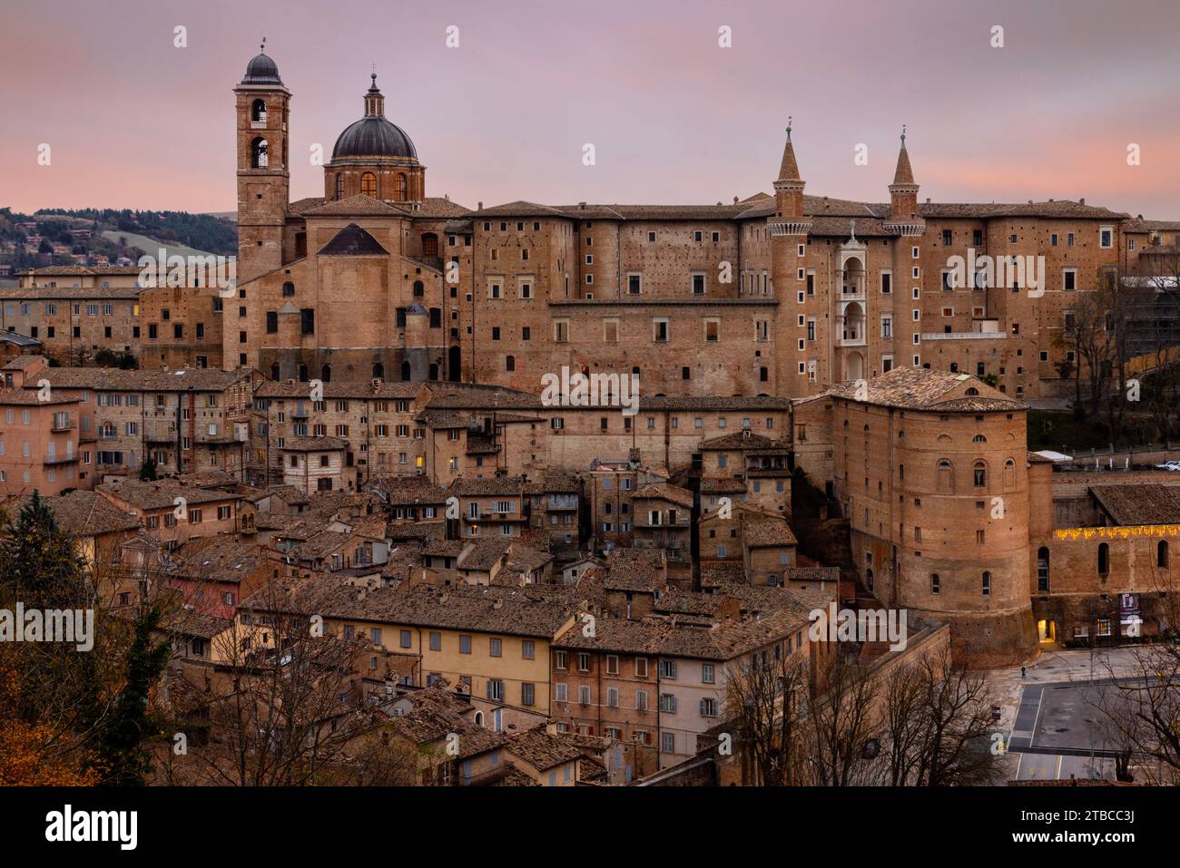 Une vue panoramique sur Urbino, un joyau de la Renaissance, perché au sommet d'une colline au milieu de la campagne verdoyante des Marches, en Italie. Banque D'Images