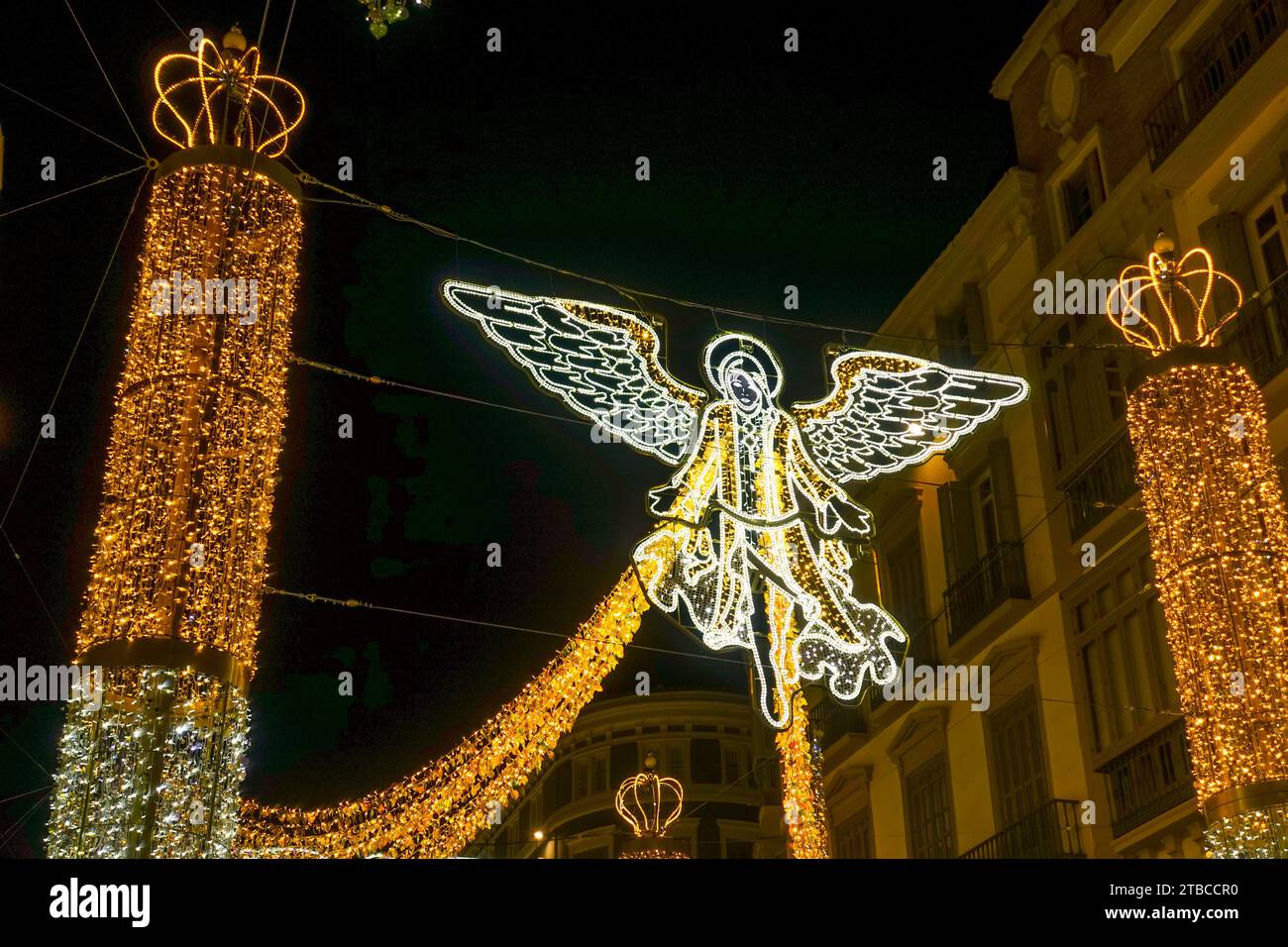 Décembre 2023. Décoration de lumières de Noël, colonnes lumineuses, Calle Larios, Malaga ville, Andalousie, Espagne. Banque D'Images