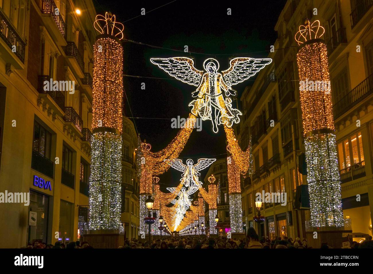 Décembre 2023. Décoration de lumières de Noël, colonnes lumineuses, Calle Larios, Malaga ville, Andalousie, Espagne. Banque D'Images