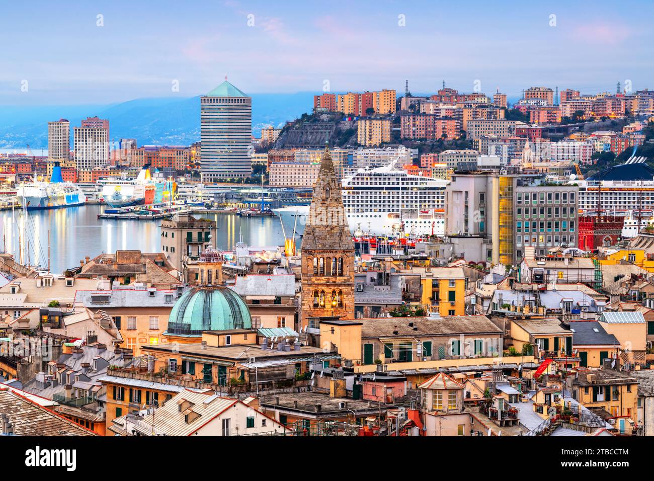 Genova, Italie Skyline du centre-ville vers le port au crépuscule avec des tours historiques et modernes. Banque D'Images