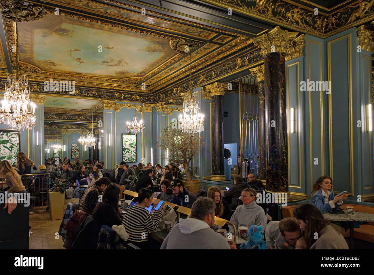 Starbucks dans un bâtiment du 17e siècle sur le boulevard des Capucines, Paris, France Banque D'Images