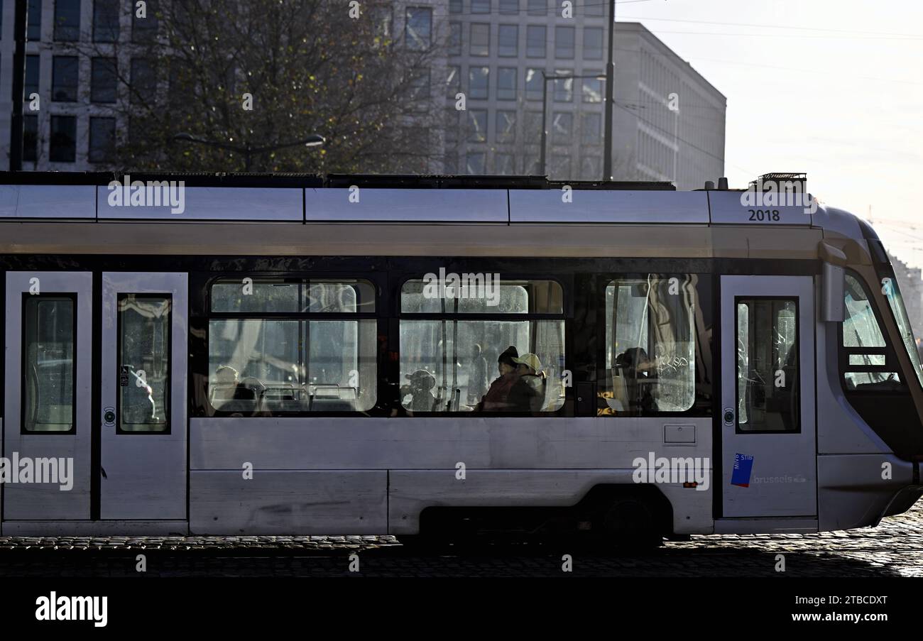 Bruxelles, Belgique. 06 décembre 2023. Un tramway circule dans le centre-ville de Bruxelles le mercredi 06 décembre 2023. BELGA PHOTO ERIC LALMAND crédit : Belga News Agency/Alamy Live News Banque D'Images