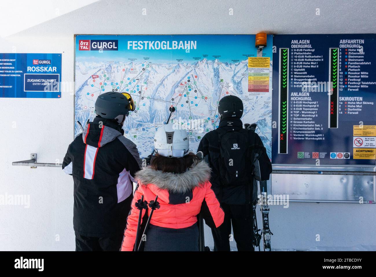 Skieurs regardant le plan des pistes de Gurgl (Obergurgl and Hochgurgl) en haut des remontées mécaniques de Festkoglbahn, Obergurgl, Autriche Banque D'Images