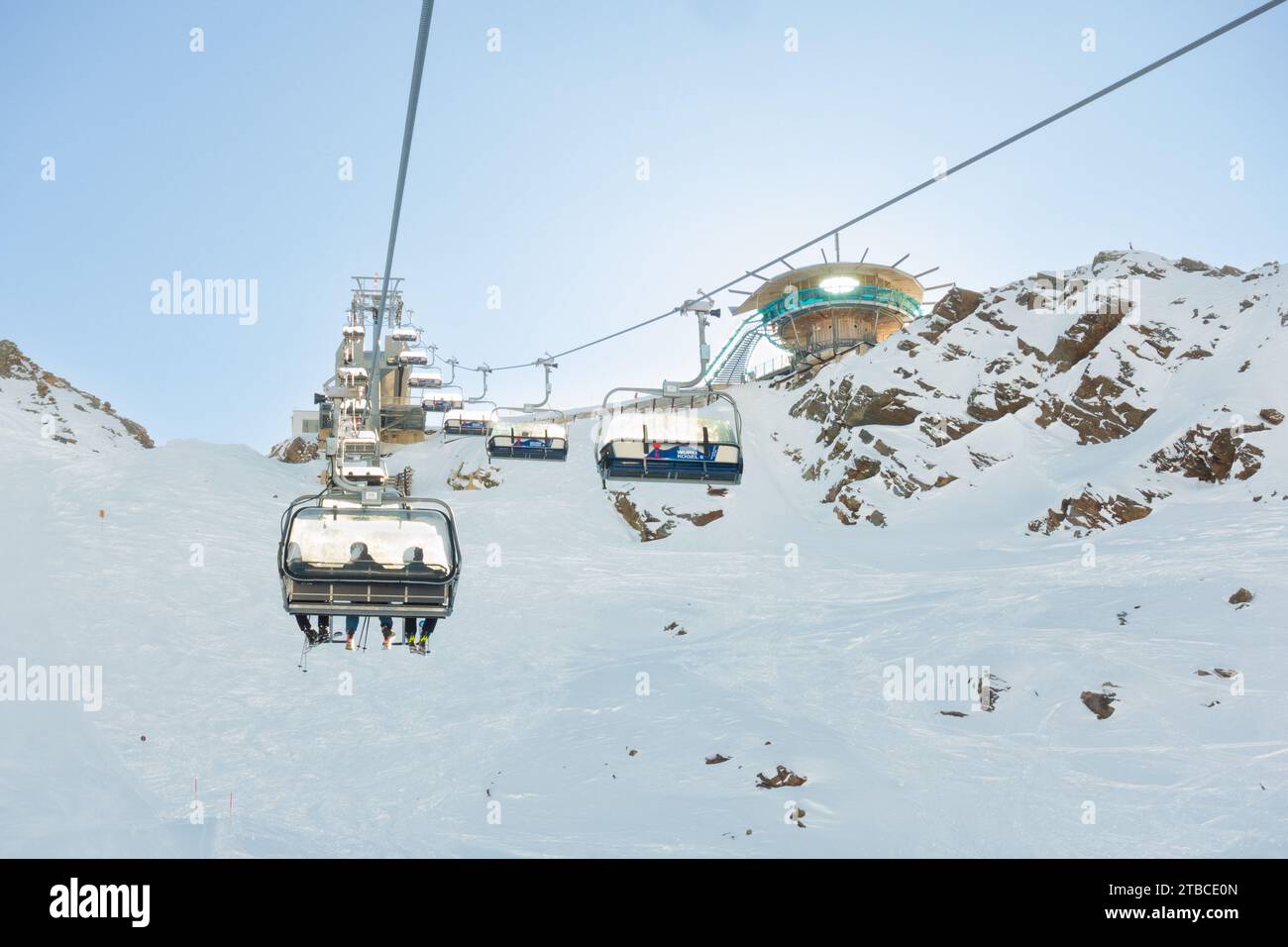 Station de ski de Gurgl - remontée mécanique Top WurmKogel II approchant le restaurant de montagne Top Mountain Star, Hochgurgl, Autriche Banque D'Images