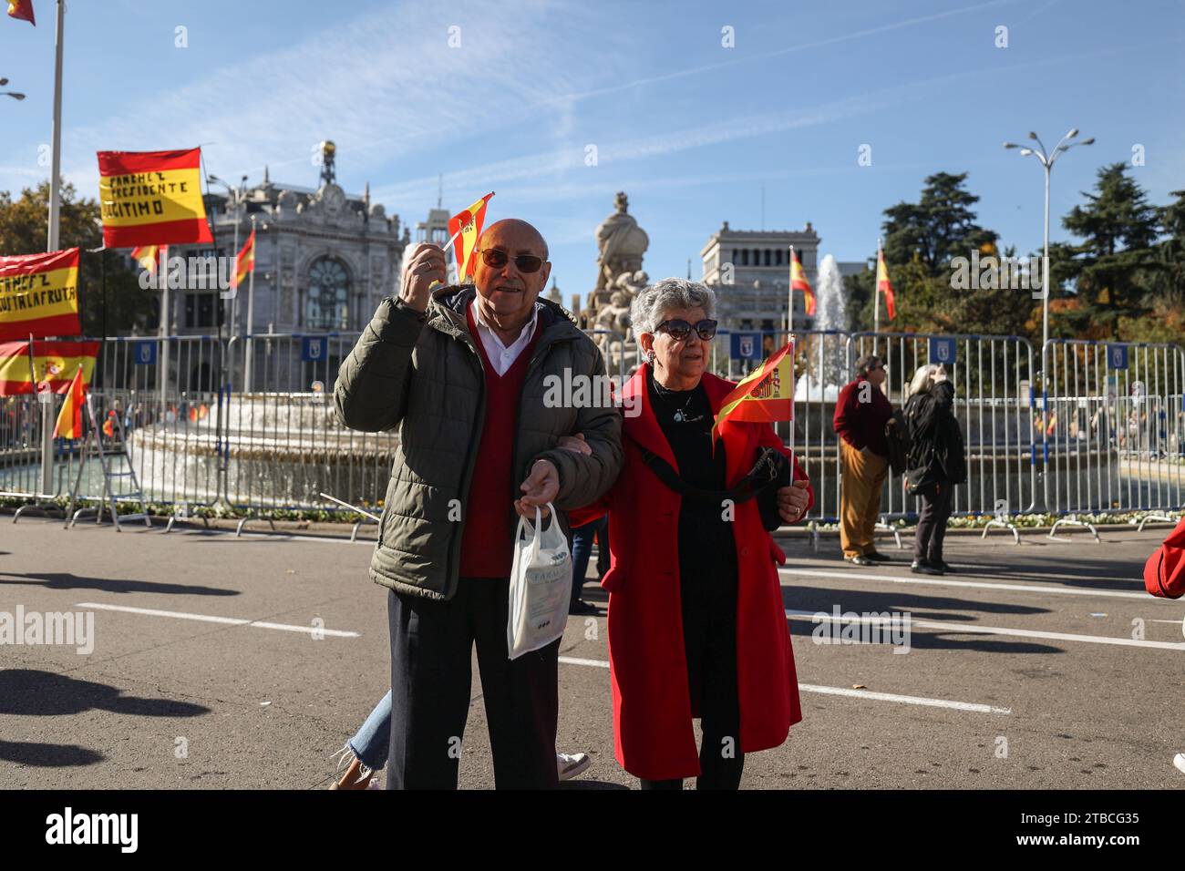 Madrid, Espagne. 18 novembre 2023. Des manifestants portant des drapeaux participent à la manifestation. Les partis de droite et d'extrême droite partisans du Partido Popular, Vox et d'autres organisations se sont rassemblés sur la place Cibeles pour manifester contre le gouvernement du Parti socialiste et l'amnistie des accusés de sédition pour les politiciens du mouvement indépendantiste catalan. Crédit : SOPA Images Limited/Alamy Live News Banque D'Images