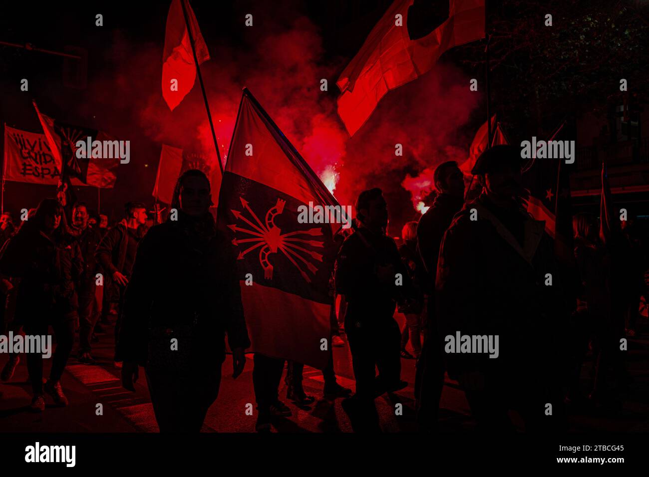 Madrid, Espagne. 18 novembre 2023. Des manifestants prennent part à la manifestation. Les partis de droite et d'extrême droite partisans du Partido Popular, Vox et d'autres organisations se sont rassemblés sur la place Cibeles pour manifester contre le gouvernement du Parti socialiste et l'amnistie des accusés de sédition pour les politiciens du mouvement indépendantiste catalan. Crédit : SOPA Images Limited/Alamy Live News Banque D'Images