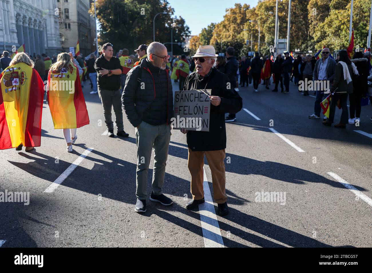 Les manifestants se rassemblent pendant la manifestation. Les partis de droite et d'extrême droite partisans du Partido Popular, Vox et d'autres organisations se sont rassemblés sur la place Cibeles pour manifester contre le gouvernement du Parti socialiste et l'amnistie des accusés de sédition pour les politiciens du mouvement indépendantiste catalan. (Photo Axel Miranda / SOPA Images/Sipa USA) Banque D'Images