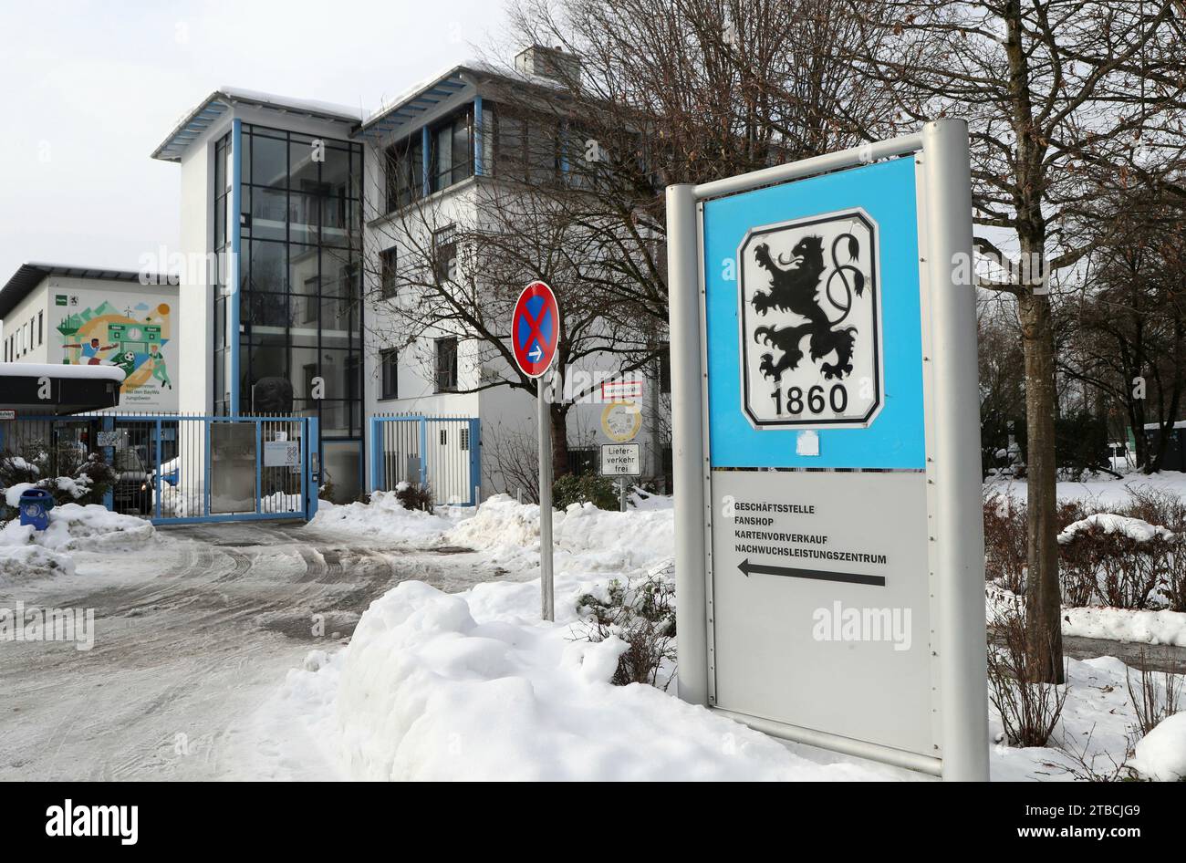 München, Deutschland 06. Décembre 2023 : Fussball, Herren, 3.Liga, saison 2023/2024, TSV 1860 München, Training, Grünwalder Strasse 114 hier im Bild die Geschäftsstelle des TSV 1860 München an der Grünwalder Str. 114 im Winter, Schnee, rechts das logo Banque D'Images
