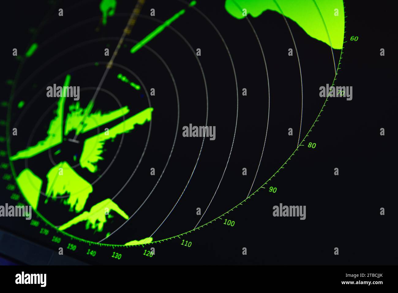 Écran radar avec indication numérique verte sur fond noir, gros plan avec structure de pixels et flou sélectif Banque D'Images