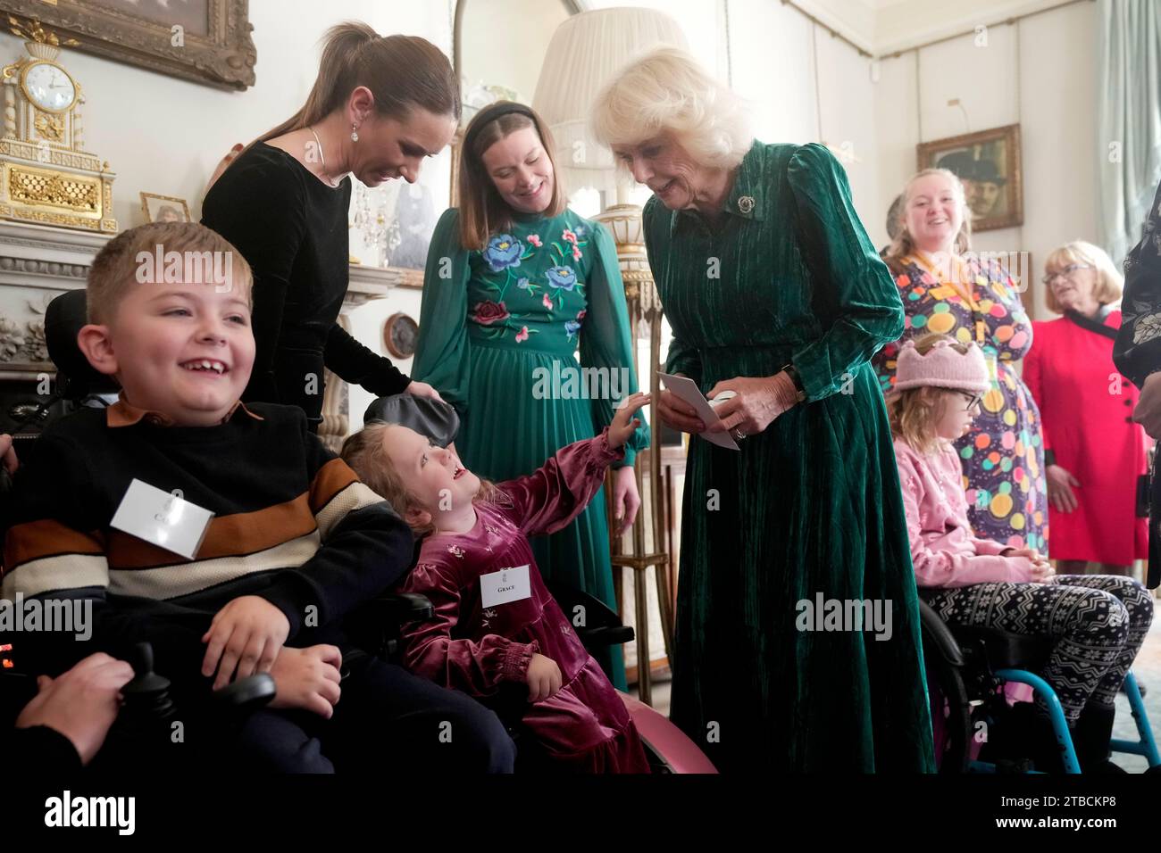 La reine Camilla, accompagnée d'enfants soutenus par Helen and Douglas House et la Marvellous Children's Charity de Roald Dahl, décorent le sapin de Noël de Clarence House à Londres. Date de la photo : mercredi 6 décembre 2023. Banque D'Images