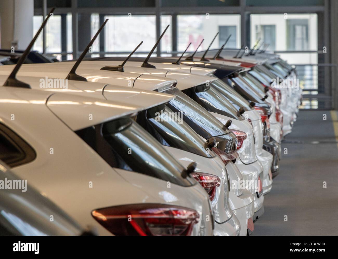 Ventes de voitures d'occasion voitures dans une rangée de voitures Inventaire concessionnaire garage intérieur Banque D'Images