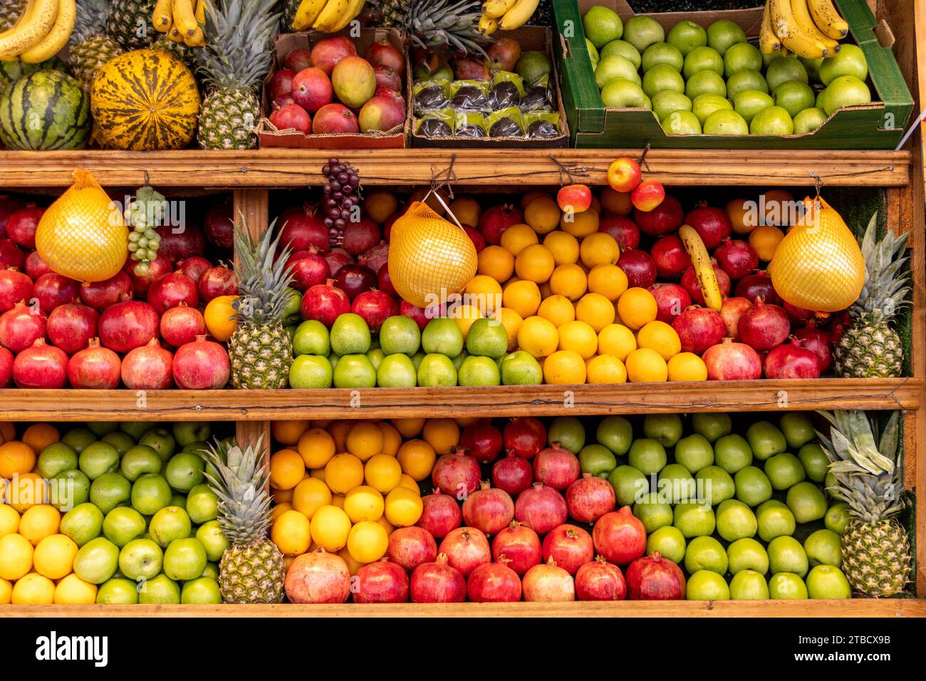 Divers fruits colorés frais. Fruits sur l'étagère au marché fermier Banque D'Images