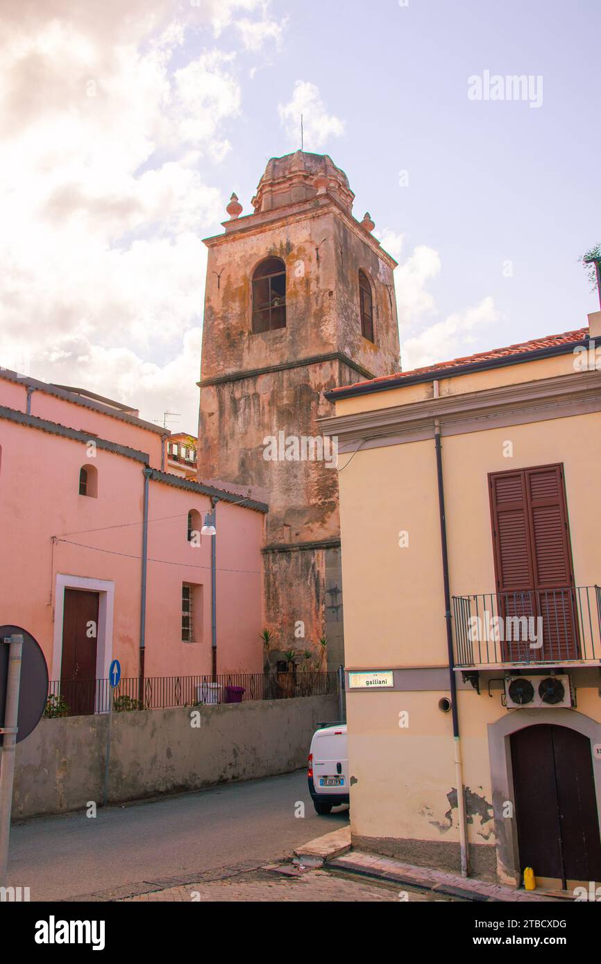 Gioiosa Marea, Sicile, Italie – 27 septembre 2023. Église Santa Maria delle Grazie sur la Piazza Cavour à Gioiosa Marea, province de Messine. Banque D'Images