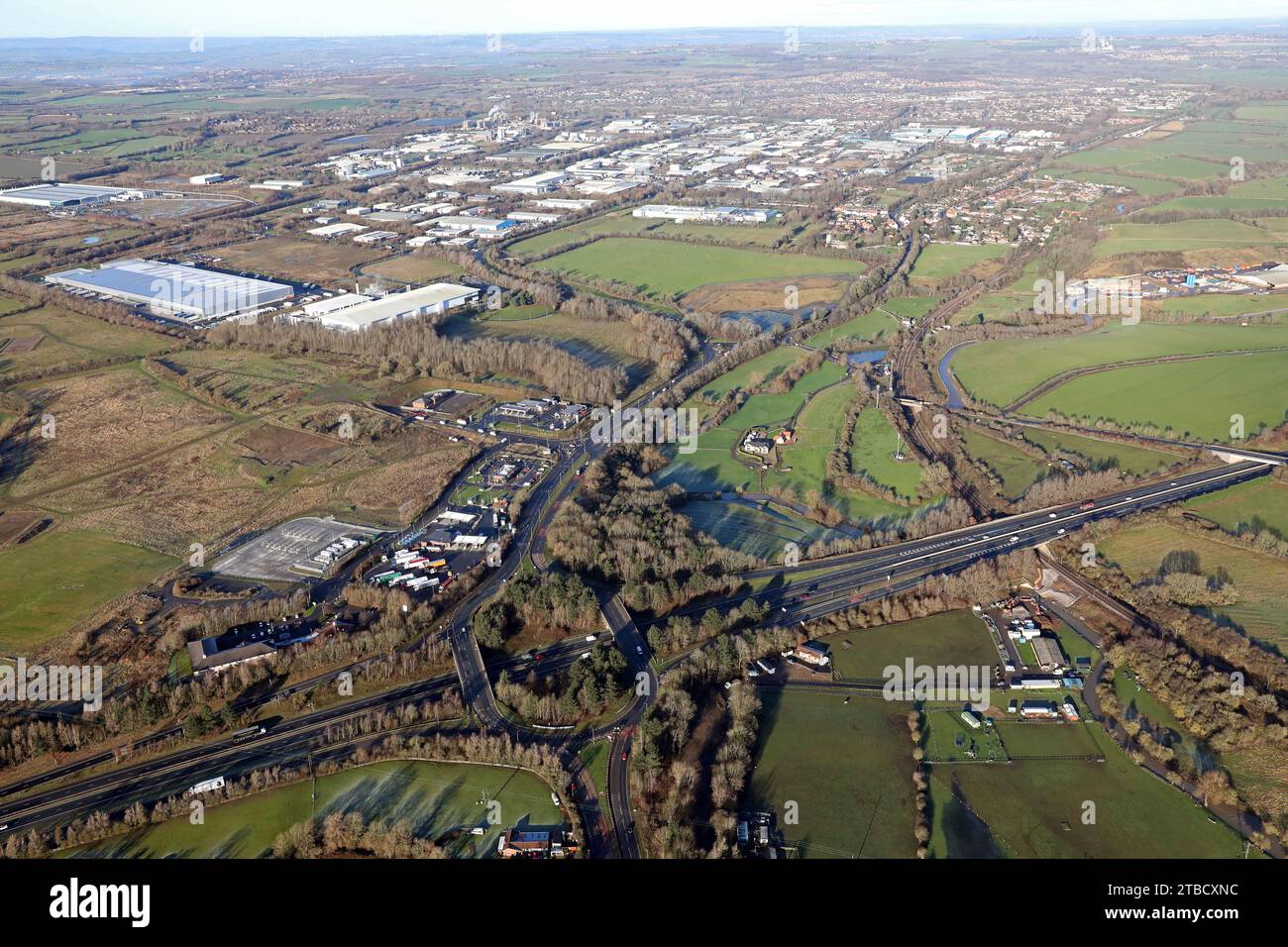 Vue aérienne depuis la jonction 59 de l'A1M en regardant vers le nord vers l'industrie et la ville de Newton Aycliffe, comté de Durham Banque D'Images