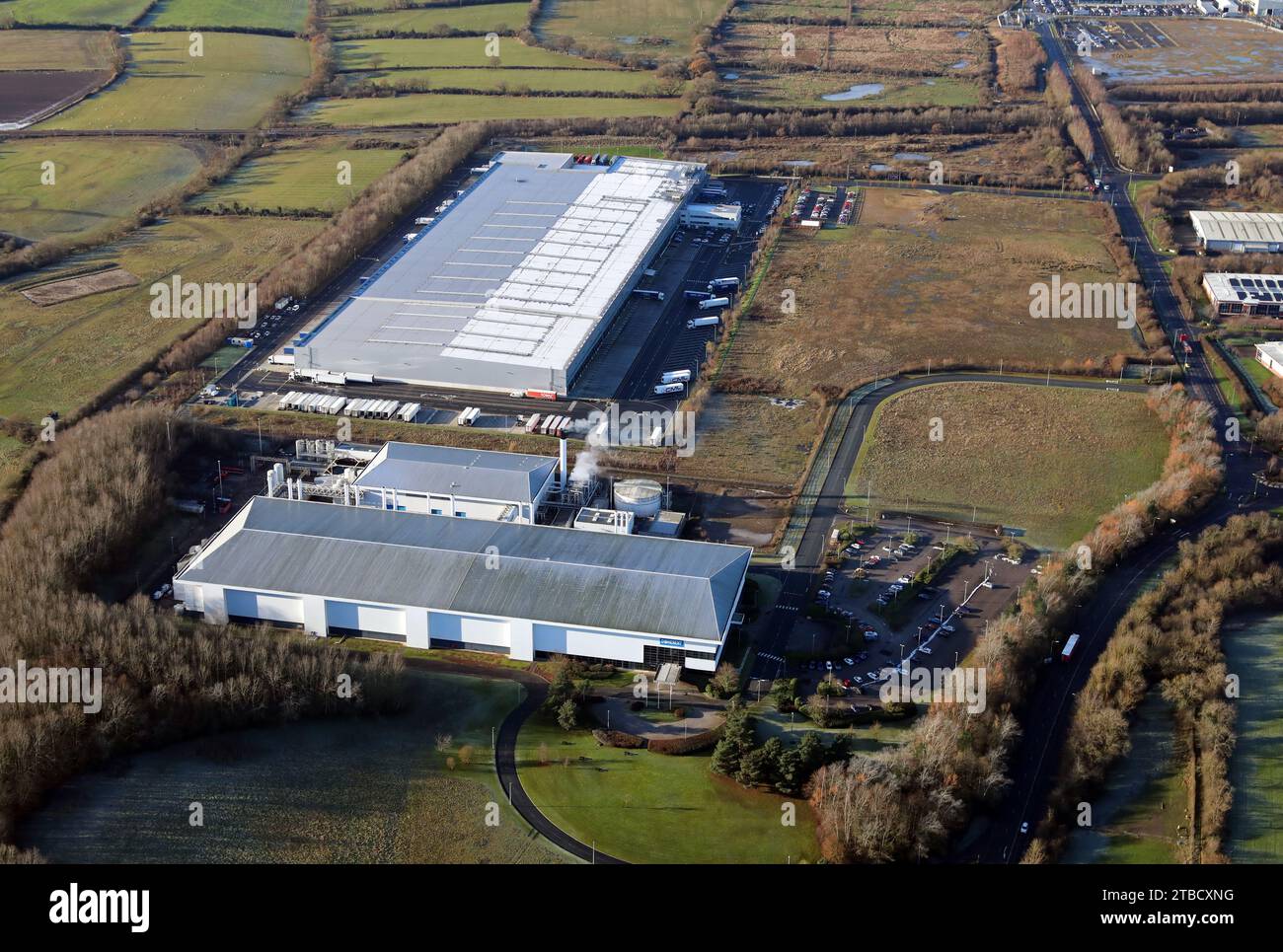 Vue aérienne du centre de distribution Lidl et du bâtiment du fabricant d'électronique II-VI à Newton Aycliffe, County Durham Banque D'Images