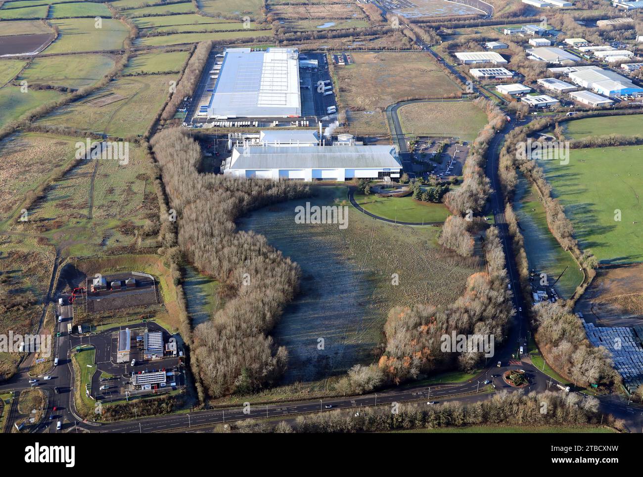 Vue aérienne du centre de distribution Lidl et du bâtiment du fabricant d'électronique II-VI à Newton Aycliffe, County Durham Banque D'Images