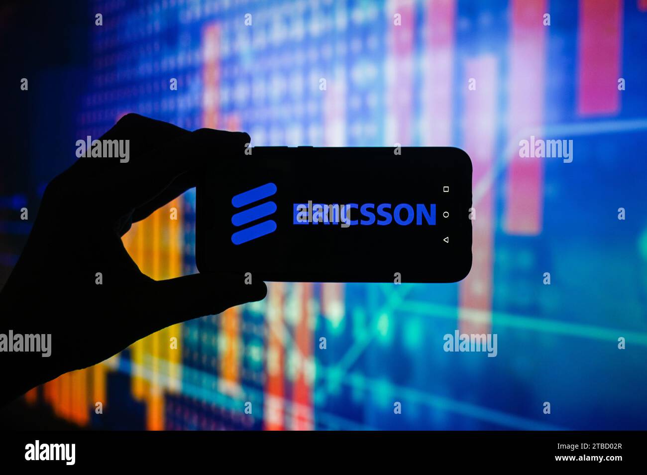 Dans cette illustration photo, un logo Ericsson est affiché sur un smartphone avec des pourcentages boursiers sur le fond. Banque D'Images