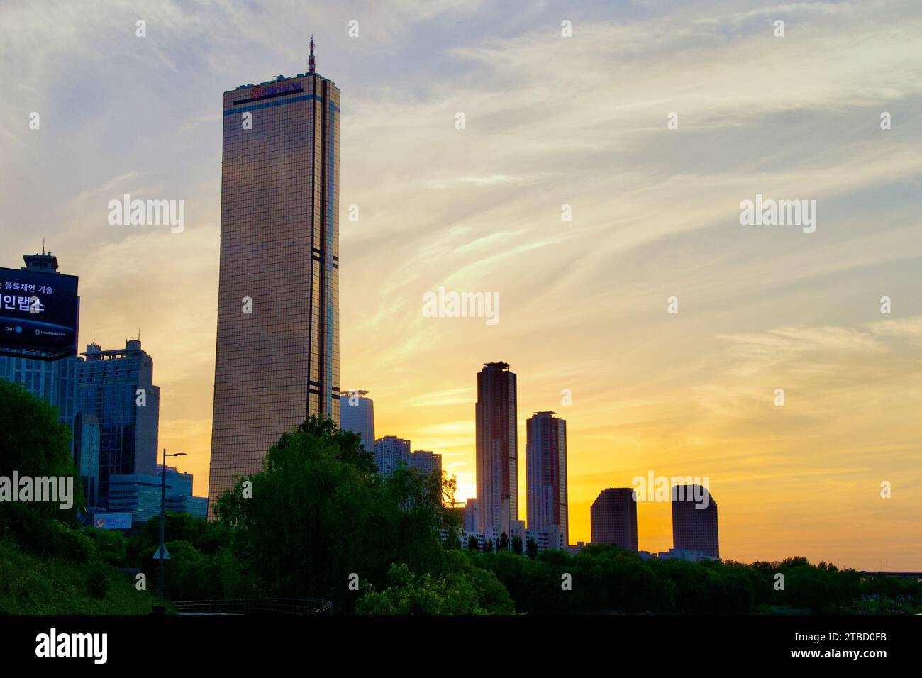 Une photo du bâtiment de 63 dans le parc Yeouido Hangang à Séoul, Corée du Sud. Banque D'Images