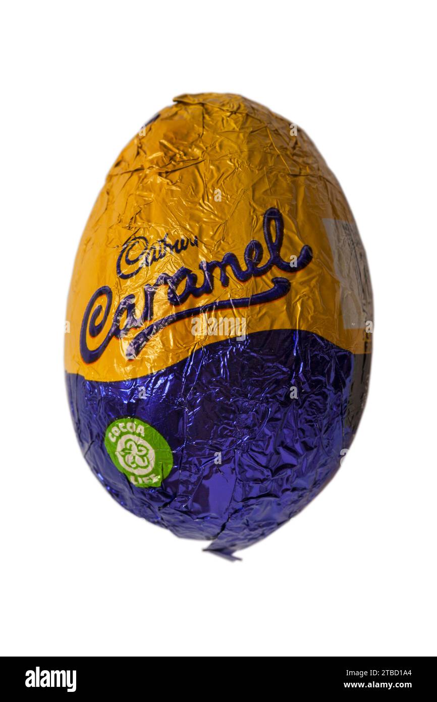 Œuf crème caramel Cadbury isolé sur fond blanc Banque D'Images