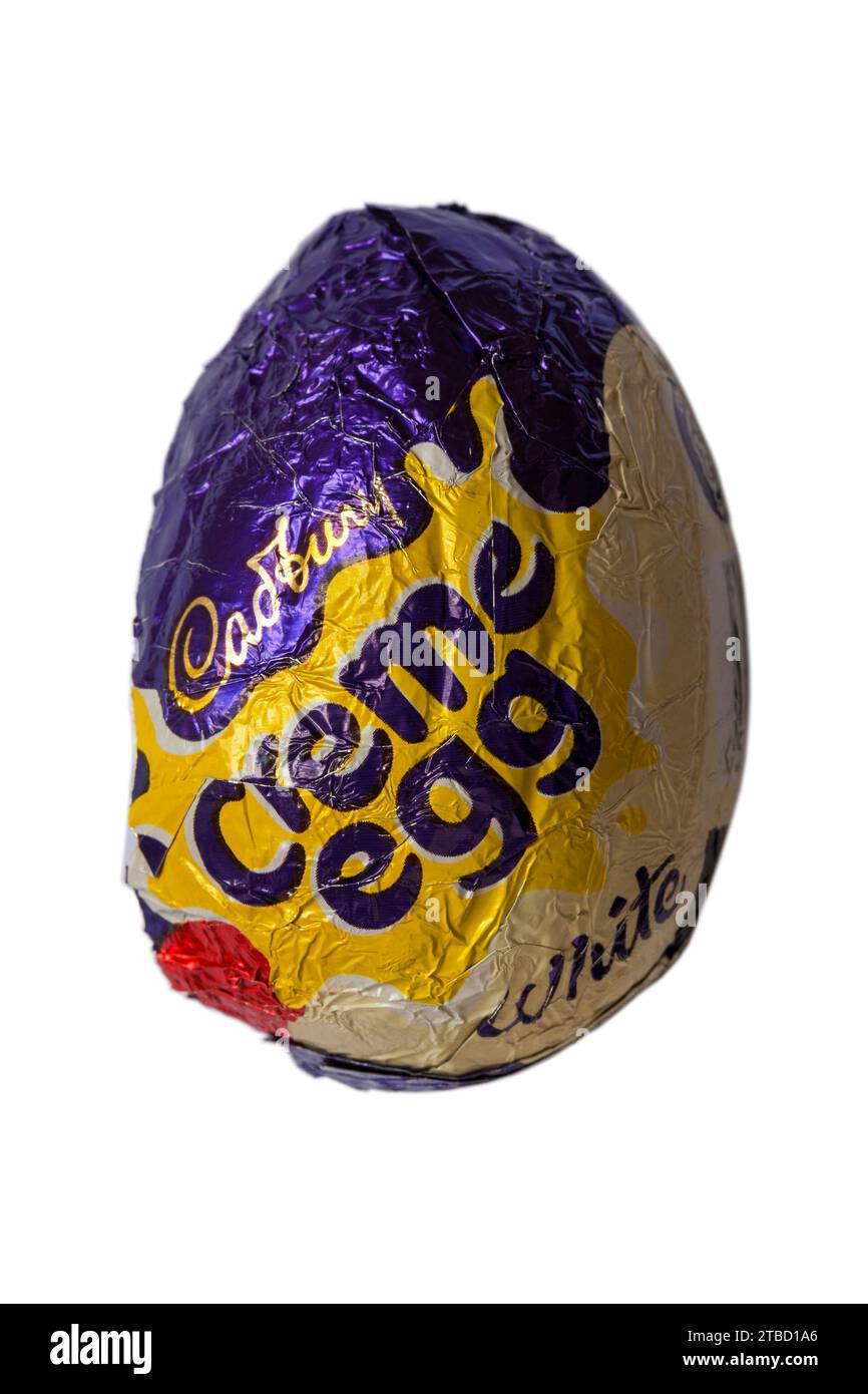 Oeuf crème blanc Cadbury isolé sur fond blanc - oeuf crème chocolat blanc Cadbury Banque D'Images