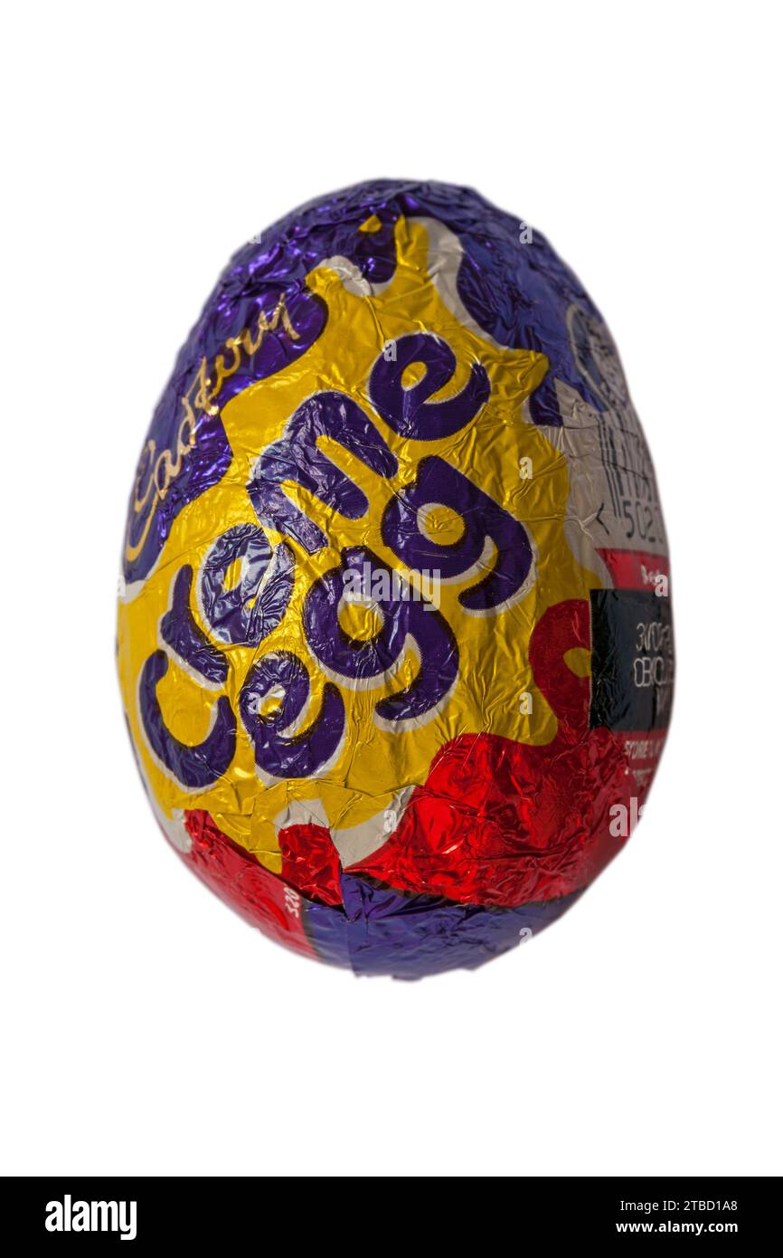 Oeuf de crème classique Cadbury isolé sur fond blanc Banque D'Images
