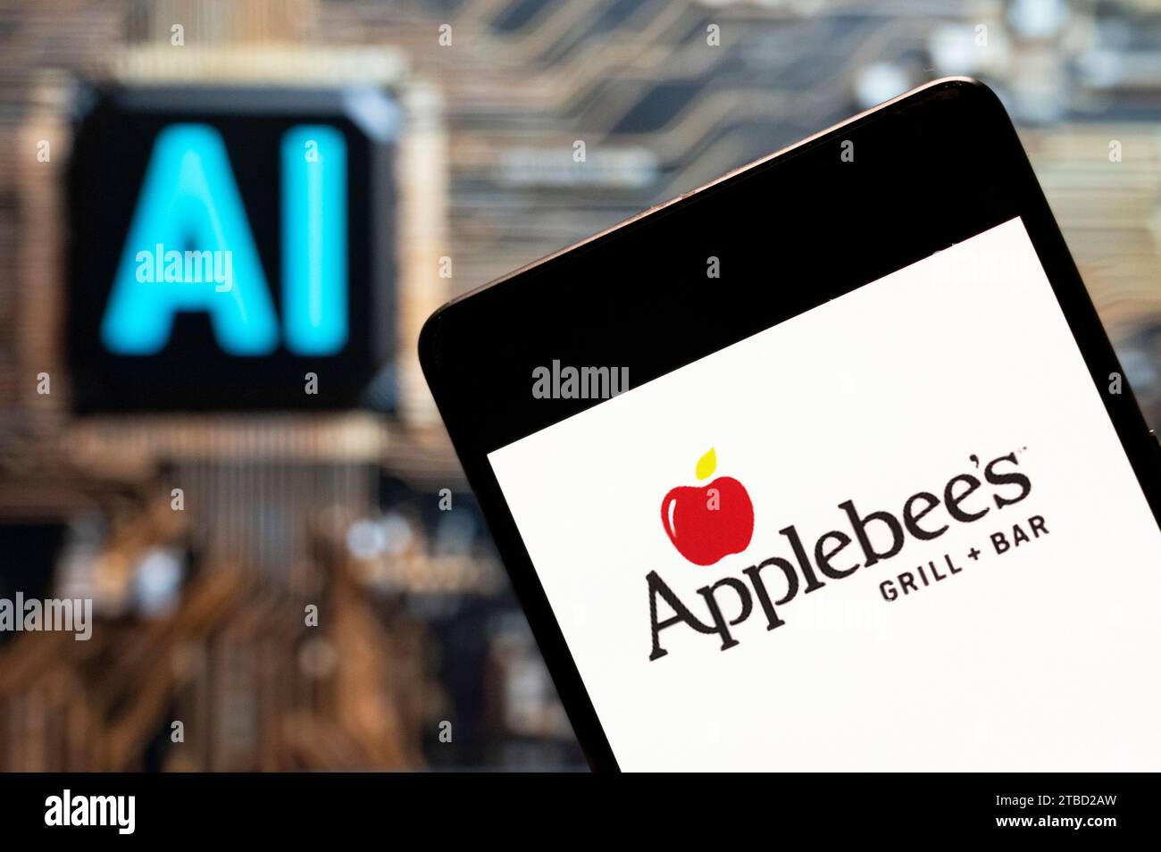 Chine. 3 novembre 2023. Dans cette illustration photo, le logo de la chaîne américaine de restaurants sandwichs Applebee est affiché sur un smartphone avec une puce d'intelligence artificielle (IA) et un symbole en arrière-plan. (Image de crédit : © Budrul Chukrut/SOPA Images via ZUMA Press Wire) USAGE ÉDITORIAL UNIQUEMENT! Non destiné à UN USAGE commercial ! Banque D'Images