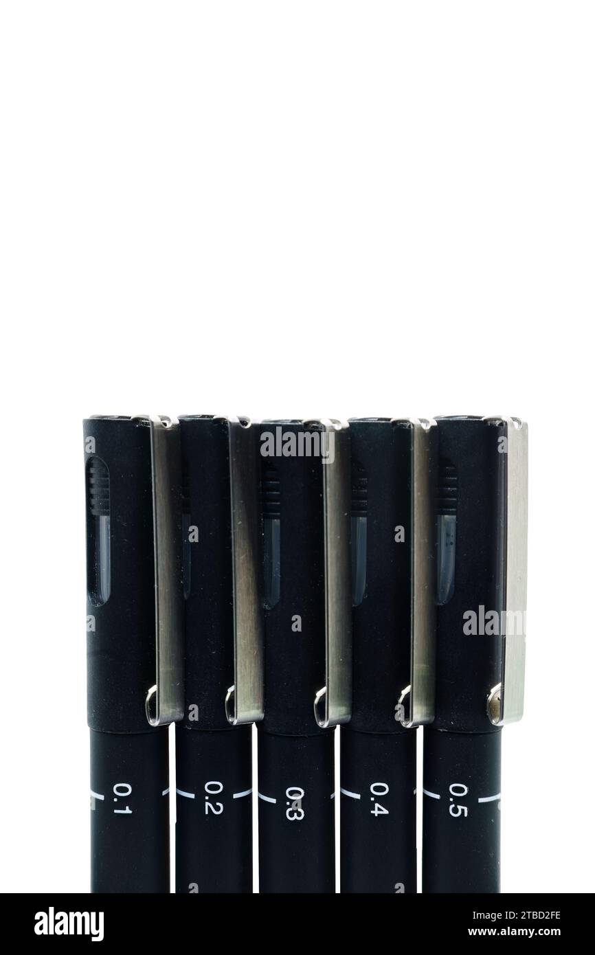 Sélection de fineliners à pointe feutre avec capuchons, isolés sur fond blanc avec chemin de détourage. Banque D'Images